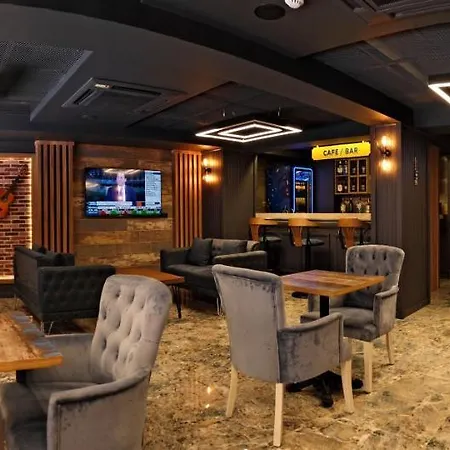 The Lea & Szálloda *